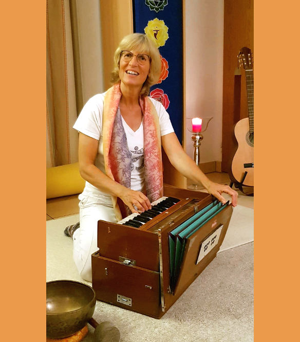 Beate Goldbach mit Harmonium und Gitarre